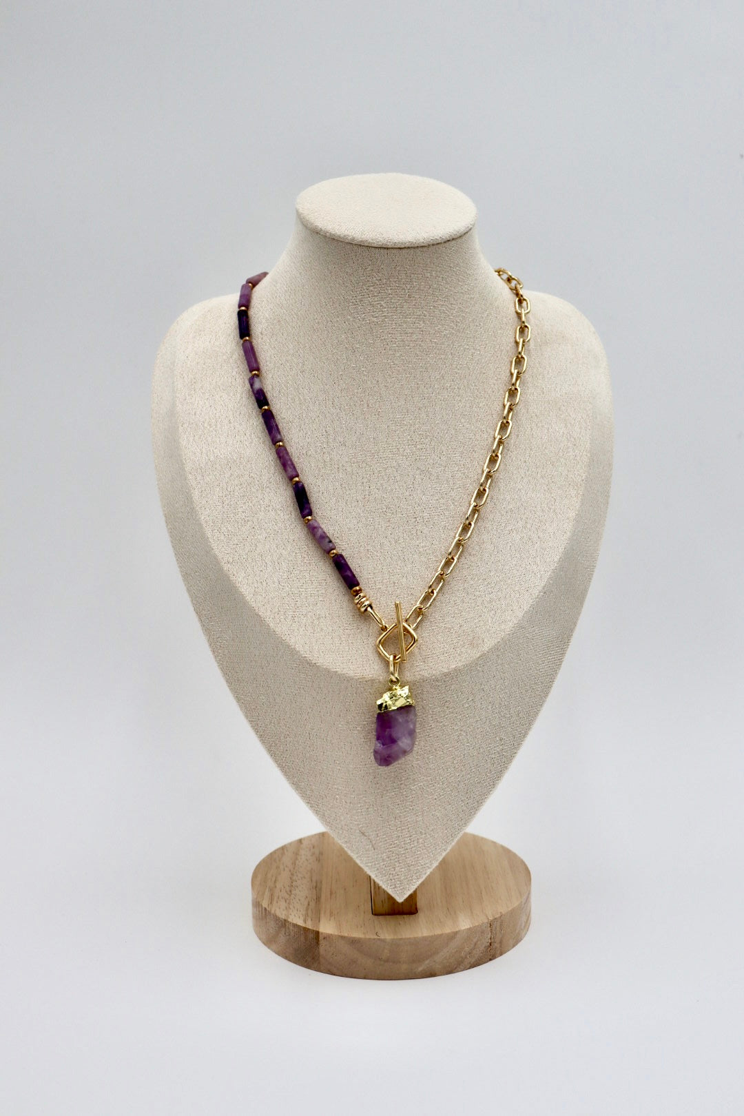 A reflection of the modern woman — balanced in strength and softness.
This asymmetrical design pairs delicate chain with grounding amethyst beads, meeting at a suspended amethyst pendant that symbolizes clarity and inner power. Known for its calming and protective energy, amethyst supports intuition and emotional balance — a reminder that women rise by embracing every side of who they are.