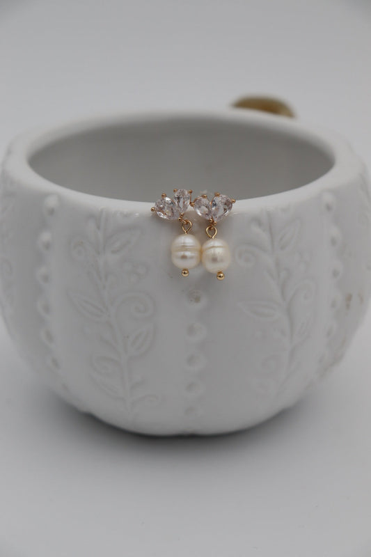 Timeless, delicate, radiant. Pearls of purity meet sparkling zirconia hearts in a piece that symbolizes love, grace, and emotional clarity — a classic with a contemporary twist.